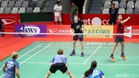 Beberapa pebulutangkis asal Belanda ikut menjajal Istora Senayan.