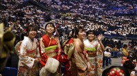 Menariknya lagi momen perayaan Hari Kedewasaan di Jepang ini juga menjadi hari libur umum lho. AP Photo/Kiichiro Sato.