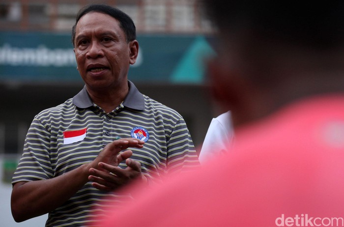 Timnas U-19 melakukan latihan di Stadion Wibawa Mukti, Cikarang. Pemusatan latihan ini ditonton langsung Menpora Zainudin Amali hingga Ketum PSSI Mochamad Iriawan.
