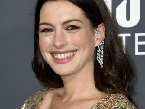 SANTA MONICA, CALIFORNIA - JANUARY 12: Anne Hathaway attends the 25th Annual Critics' Choice Awards at Barker Hangar on January 12, 2020 in Santa Monica, California. (Photo by Frazer Harrison/Getty Images)