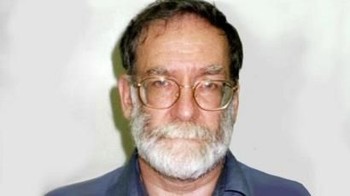 Harold Shipman adalah seorang dokter tepercaya di Inggris yang merawat lebih dari 3.000 pasien dalam kariernya. Namun Shipman ternyata mendatangi pasien wanita lanjut usia dan memberi mereka suntikan mematikan. Sebagian besar korban ditemukan duduk, seolah-olah mereka meninggal karena sebab alami. Setelah pihak berwenang curiga dan menggali mayat, Shipman ditangkap tahun 1998. Dua tahun kemudian, pengadilan memvonisnya atas 15 pembunuhan, menjadikannya pembunuh berantai paling produktif dalam sejarah negara itu. Investigasi selanjutnya mengaitkannya dengan total 215 kematian. Foto: Harold Shipman (BBC)
