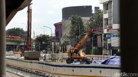 Sejumlah pekerja tengah sibuk menyelesaikan pembangunan Underpass atau Lintas Bawah Senen Extension di Jalan Senen Raya, Jakarta, Senin (13/1/2020).