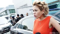 Ketika itu, ia harus berpisah dengan anaknya yang masih bayi Azka di depan Rutan Pondok Bambu. Foto: Palevi S/detikFoto