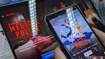Cara langganan Netflix. Jika mengetahui bagaimana Netflix menjalankan bisnisnya di awal kemunculannya, kalian akan terkejut membandingkannya dengan standar masa kini. Tidak seperti sekarang yang segala sesuatunya tersedia hanya dengan sentuhan jari di ponsel, komputer, tablet, atau konsol, konsumen Netflix zaman dulu akan dikirimkan DVD dan harus mengirimnya kembali ke Netflix ketika sudah selesai menonton film. Foto: detikINET/Agus Tri Haryanto