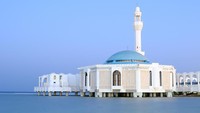 Jeddah punya banyak masjid yang menawan, salah satunya masjid terapung ini (iStock)