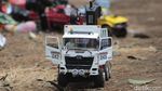 Mobil Remote Control Membelah Hutan Lembang