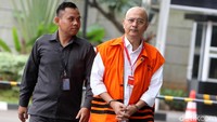 Wali Kota nonaktif Medan Tengku Dzulmi Eldin bersiap menjalani pemeriksaan di gedung KPK, Jakarta, Senin (13/1/2020).