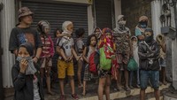 Sejumlah warga mengantre menunggu giliran untuk menuju ke posko pengungsian usai rumah mereka tertutup abu vulkanik akibat aktivitas Gunung Taal.