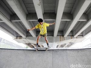 Asyiknya Bermain Skateboard di Skatepark Pasar Rebo