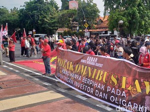 Demo Tolak Omnibus Law di Surabaya: Ramah Investor Tapi Miskinkan Buruh