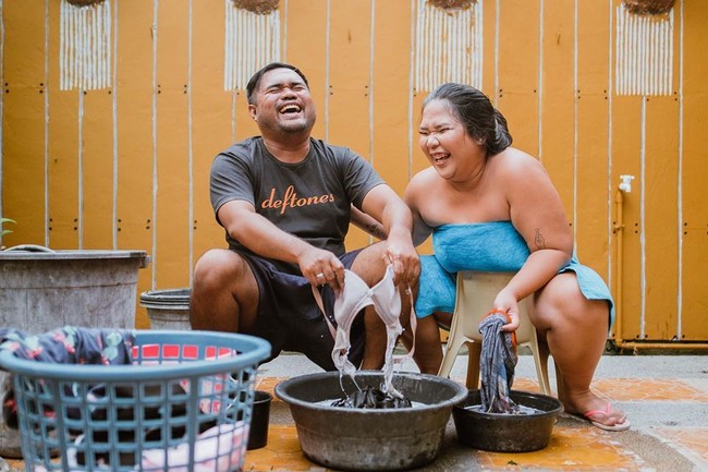 Seperti dilansir Cebu Daily News, ide awal pengambilan foto ini datang dari Paul. Ia ingin menunjukkan apa yang biasanya dilakukan pasangan menikah di rumah, seperti mencuci dan memasak makanan. Foto: Facebook Gail Geriane Photography