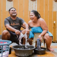 Seperti dilansir Cebu Daily News, ide awal pengambilan foto ini datang dari Paul. Ia ingin menunjukkan apa yang biasanya dilakukan pasangan menikah di rumah, seperti mencuci dan memasak makanan. Foto: Facebook Gail Geriane Photography