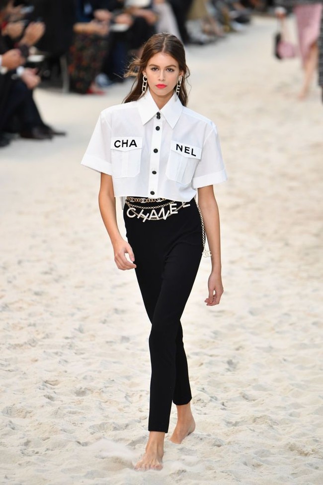 Menekuni dunia model sejak usia 10 tahun, Kaia Gerber tampil di fashion show Chanel di Paris Fashion Week 2019. Foto: Getty Images