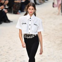 Menekuni dunia model sejak usia 10 tahun, Kaia Gerber tampil di fashion show Chanel di Paris Fashion Week 2019. Foto: Getty Images