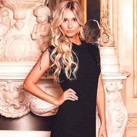 Pada video yang viral, Celine Van Ouytsel terlihat tersenyum saat perkenalan. Tapi saat ia berjalan menuruni tangga, Celine kehilangan keseimbangan dan menyebabkannya terjatuh di atas panggung. Foto: Instagram