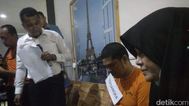 Zuraida dan eksekutor saat rekonstruksi pembunuhan.