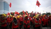 Massa buruh yang tergabung dalam KASBI menggeruduk gedung DPR untuk menolak Omnibus Law-RUU Cipta Lapangan Kerja.