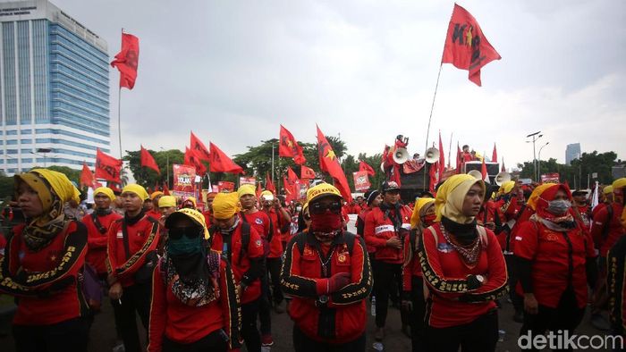 Buruh Demo di DPR Tolak Omnibus Law Massa buruh yang tergabung dalam KASBI menggelar aksi unjuk rasa di depan gedung DPR. Aksi itu dilakukan untuk menolak Omnibus Law-RUU Cipta Lapangan Kerja.