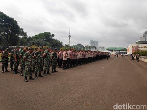 Ratusan Personel TNI-Polri Siaga Jelang Demo Buruh Tolak Omnibus Law di DPR
