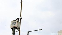 Petugas mengecek dan akan mengganti kamera yang rusak.
