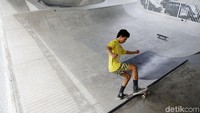 Seorang warga belajar bermacam trik mulai dari melompat dan berputar menggunakan papan skateboard.