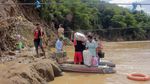 Jembatan Putus, Warga Andalkan Perahu Karet