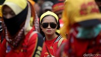 Massa buruh yang tergabung dalam KASBI menggelar aksi unjuk rasa di depan gedung DPR, Jakarta, Senin (13/1/2020).