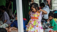 Sejumlah anak korban bencana memilih pakain laik pakai bantuan dari sejumlah donatur di Desa Lebak Gedong, Lebak, Banten, Kamis (9/1/2020). Bantuan pakaian serta bahan pokok lainnya sangat diperlukan bagi korban rumahnya hilang diterjang bencana longsor dan banjir bandang. ANTARA FOTO/Muhammad Bagus Khoirunas.
