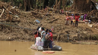 Jembatan Putus, Warga Andalkan Perahu Karet