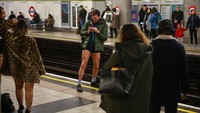 Sejumlah warga merayakan Hari Tanpa Celana di Kereta, di salah satu stasiun kereta bawah tanah di London, Inggris. Getty Images/Hollie Adams.