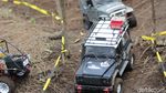 Mobil Remote Control Membelah Hutan Lembang