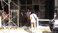 Zuraida bersama tersangka Jefri Pratama digiring petugas ke lantai 2 ruko. Dilakukan reka adegan pertemuan Zuraida dengan Jefri yang membahas rumah tangga Zuraida dengan hakim Jamaluddin.