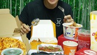 Hobi makan banyak, mulai dari pizza, ayam geprek, bento, hingga aneka minuman jadi santapannya. Foto: Instagram @marcelldarwin