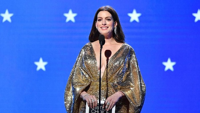 SANTA MONICA, CALIFORNIA - JANUARY 12: (L-R) Joaquin Phoenix accepts the Best Actor award for Joker from Anne Hathaway onstage during the 25th Annual Critics Choice Awards at Barker Hangar on January 12, 2020 in Santa Monica, California. (Photo by Amy Sussman/Getty Images)