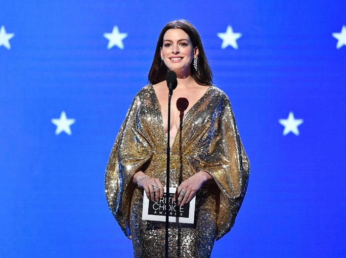 Anne Hathaway SANTA MONICA, CALIFORNIA - JANUARY 12: (L-R) Joaquin Phoenix accepts the Best Actor award for Joker from Anne Hathaway onstage during the 25th Annual Critics Choice Awards at Barker Hangar on January 12, 2020 in Santa Monica, California. (Photo by Amy Sussman/Getty Images)