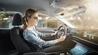 Pastinya fitur seperti ini tidak akan mengurangi jarak dan luas panda pengemudi seperti saat menggunakan sun visor yang biasa. Visor virtual ini menggunakan teknologi cairan kristal yang diyakini akan efektif mengurangi risiko kecelakaan. Pastinya peranan AI juga penting dalam implementasi teknologi ini. Foto: Dok. Bosch