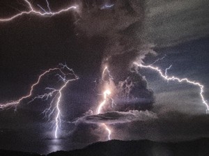 Viral Dashyatnya Petir Menyambar-nyambar di Taal Volcano, Apa Penyebabnya?
