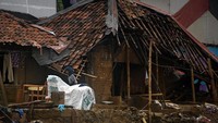 Warga mencari sisa barang di puing reruntuhan rumahnya yang rusak terkena banjir bandang di Kampung Cinyiru, Banjar Irigasi, Lebak, Banten, Kamis (9/1/2020). Pemerintah melalui BNPB berjanji akan menyalurkan bantuan rehabilitas rumah rusak berat sebesar Rp50 juta, rusak sedang Rp25 juta, dan rusak ringan Rp10 juta serta bantuan tunai sebesar Rp500 ribu per bulan per KK hingga rumah selesai dibangun kembali. ANTARA FOTO/Asep Fathulrahman.