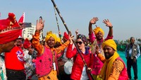 International Kite Festival biasa diadakan dalam pergantian musim hujan ke panas menurut kelender India. Ini pertanda bagi petani untuk bersiap menuju musim panen. Untuk perayaannya selalu diadakan di setiap tanggal 14 Januari. (AFP)