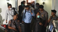 Penyidik KPK membawa koper yang diduga berisi barang bukti usai menggeledah Kantor KPU Pusat di Jakarta, Senin (13/1/2020).