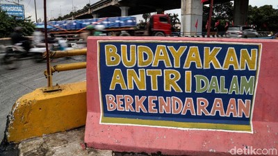 Warna-warni Mural Kritik Sosial Hiasi Dinding Jalan di Ancol