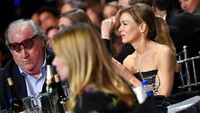 Renee Zellweger tampak memberikan tepuk tangan sebelum menyadari jika dirinya yang memenangkan kategori Best Actress. Emma McIntyre/Getty Images