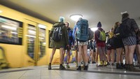 Sejumlah warga di Berlin tak mengenakan celana saat tengah menunggu kereta di Stasiun Kereta Alexanderplatz, Berlin, Jerman, Minggu (12/1) lalu. Jrg Carstensen/dpa via AP.
