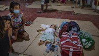 Erupsi Gunung Taal yang menghasilkan abu vulkanik berbahaya bagi manusia itu membuat warga menggunakan masker agar terhindar dari infeksi saluran pernapasan akibat abu vulkanik tersebut.