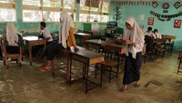 Banjir yang merendam ruang kelas, halaman sekolah, dan ruang guru tersebut membuat pihak sekolah terpaksa memulangkan para siswa lebih awal karena aktivitas kegiatan belajar mengajar menjadi terganggu akibat banjir tersebut.
