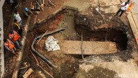 Di dalam lubang akibat jalan amblas terdapat pipa gas dan kabel fiber optik.