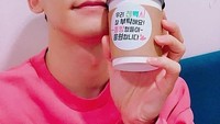 Suka minum kopi, ini pose manis Chen saat memamerkan segelas kopi yang dikirimkan oleh penggemarnya. Foto: Istimewa