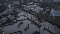 Potret Kota Tagaytay yang tertutup abu dari letusan Gunung Taal, Senin (13/1). Ezra Acayan/Getty Images.