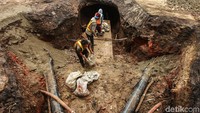 Jalan amblas itu berdiameter 3 meter dan dalamnya hingga 2 meter. 