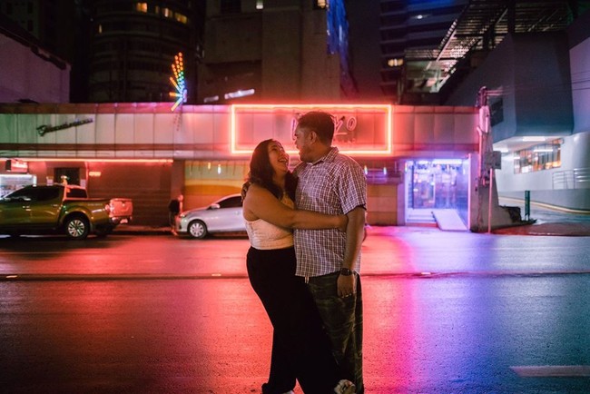 Selain foto prewedding yang menggambarkan kegiatan pasutri saat menjalani kehidupan rumah tangga, pasangan yang menikah pada 8 Januari 2020 ini juga melakukan pemotretan yang menyoroti beberapa tempat di Cebu yang dekat dengan hati mereka, seperti Universitas San Jose Recoletos-Basak, tempat mereka pertama kali bertemu. Foto: Facebook Gail Geriane Photography